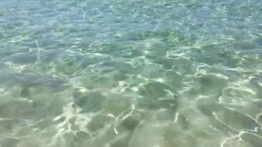 Fuerteventura kıyısındaki temiz okyanus suyunun yüzeyi