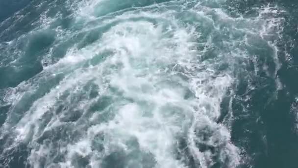 在大船后面醒来渡轮及其螺旋桨引起的湍急水 — 图库视频影像