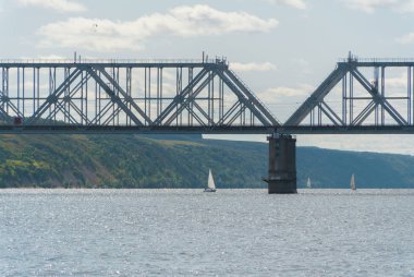 Yatlar ve köprü Nehri