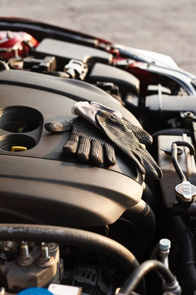 Close-up van de motor van de auto met handschoenen — Stockfoto