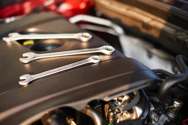 Close-up van de motor van de auto met hulpmiddelen — Stockfoto