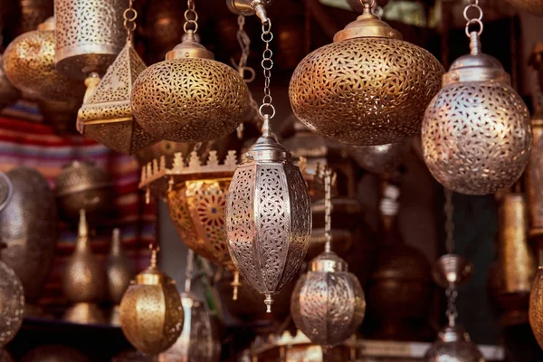 Lámparas metálicas marroquíes brillantes en la tienda de medina de Marrakech, Marruecos — Foto de Stock