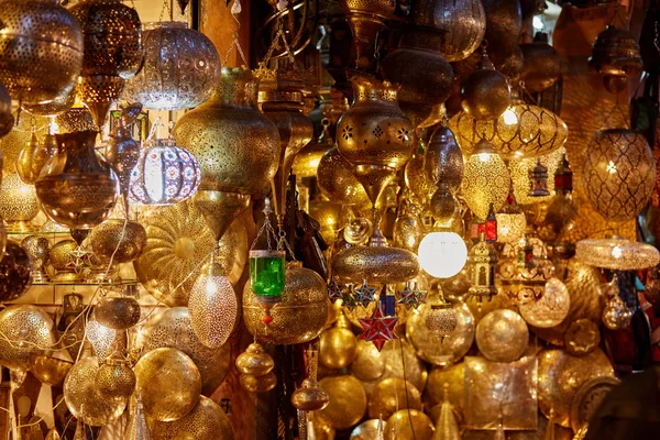 Lámparas metálicas marroquíes brillantes en la tienda de medina de Marrakech, Marruecos — Foto de Stock