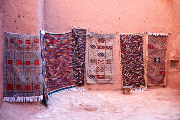 Mattor som hänger på väggen i medina i Ksar av Aït ben haddou, södra provinser, Marocko — Stockfoto