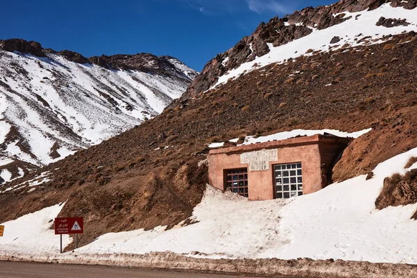 : Tizi N'Tichka, Fas - 02 Mart 2016: Eski Berber Dükkanı bir dağın tepesinde geçmek yüksek Atlas