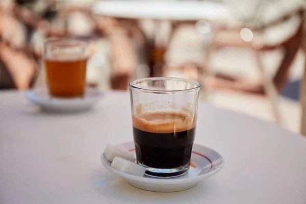 Caffè tradizionale marocchino e tè alla menta in un caffè di Marrakech , — Foto Stock