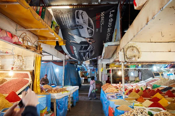 TAROUDANT, MARRUECOS FEBRERO 27, 2016 Mercado tradicional con mo — Foto de Stock