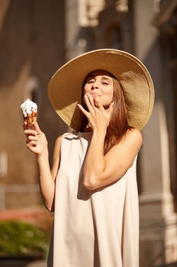 Güzel genç esmer kadın dondurma - küçük alan derinliği ferahlatıcı sahip