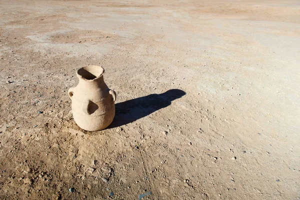 Lanzador de agua en el desierto, morocco — Foto de Stock
