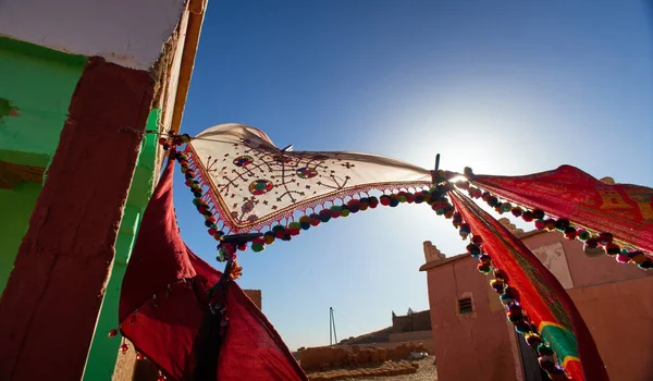 A kijelzőn a marokkói piaci tarka sálak — Stock Fotó