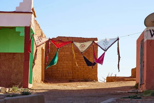 Mångfärgade halsdukar på displayen i marockanska marknaden — Stockfoto