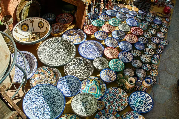Mercado callejero. Cuencos hechos y pintados a mano de Marruecos . — Foto de Stock