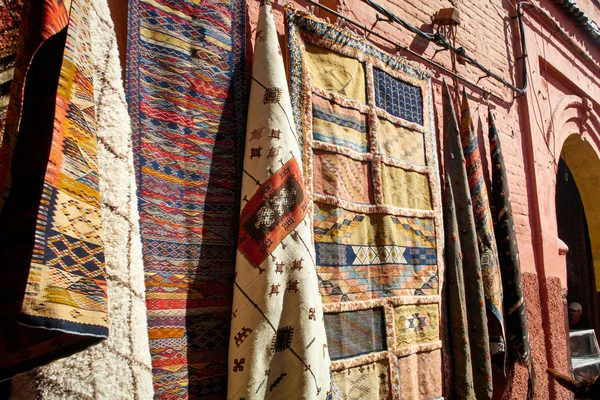 Marockanska mattor till salu i marrakech — Stockfoto