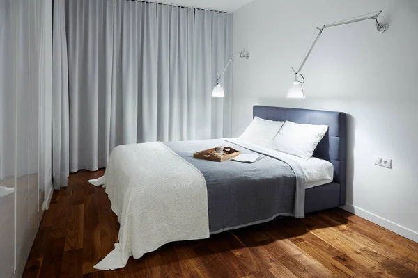 Camera da letto moderna, interni scandinavi — Foto Stock