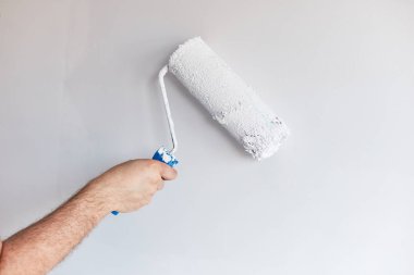 Erkek el boyama duvar boya silindiri ile. Boyama daire, r