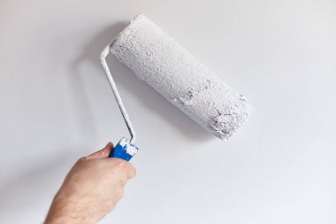 Erkek el boyama duvar boya silindiri ile. Boyama daire, r