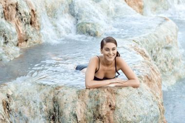 Genç ve güzel esmer kadın doğal olarak termal banyo