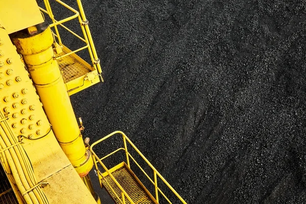 Vista desde la excavadora en el montón de carbón — Foto de Stock