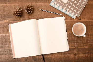 Ofis resepsiyon masası. Ahşap masa arka plan üzerinde Üstten Görünüm boş tebrik kartı, kalem, Noel dekorasyonu ve kahve. Kopya alanı ile Üstten Görünüm