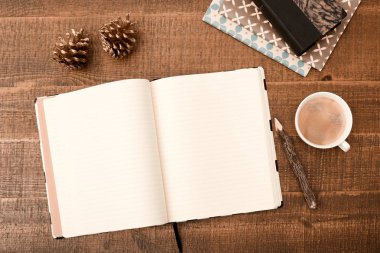 Ofis resepsiyon masası. Ahşap masa arka plan üzerinde Üstten Görünüm boş tebrik kartı, kalem, Noel dekorasyonu ve kahve. Kopya alanı ile Üstten Görünüm