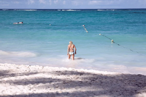 Young woman on the beach of Punta Cana, a holiday resort. Dominican Republic. — Stock Photo, Image