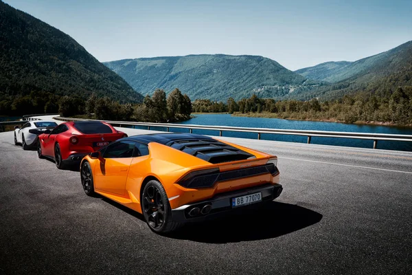 Miland, Noruega. 04.06.2016: Yellow Lamborghini Huracan, Red Ferrari f12m y blanco Mclaren 650s — Foto de Stock