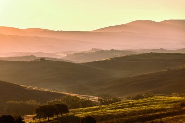 Gün doğumunda Toskana tepeleri. Tipik kırsal alan. Toskana, İtalya