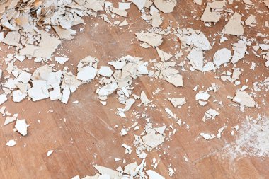 Ahşap zeminde yatan eski alçı.