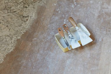 Alçı spatulalar ve alçıtaşı kutuları yerde yatıyordu.