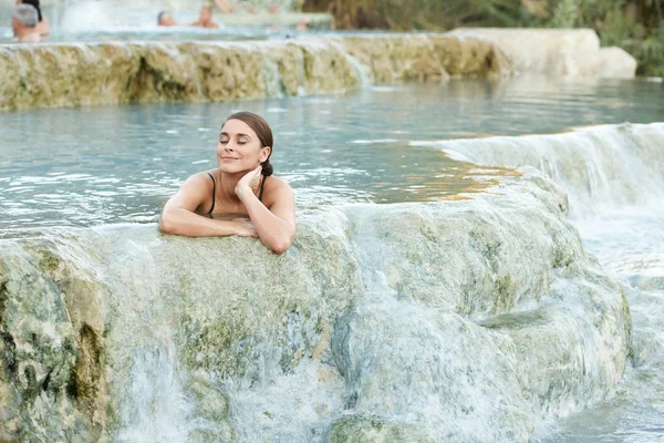 Όμορφη νεαρή μελαχρινή γυναίκα κάνει μπάνιο στο φυσικό geother — Φωτογραφία Αρχείου