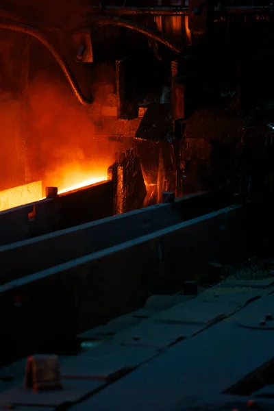 Pouring pig iron into the ironworks — Stock Photo, Image