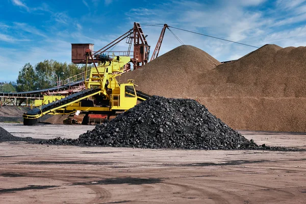 Montones de carbón. excavadora de carga de carbón — Foto de Stock