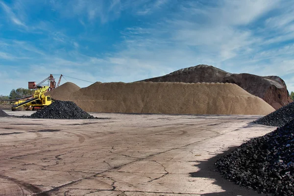 Montones Carbón Excavadora Carga Carbón — Foto de Stock