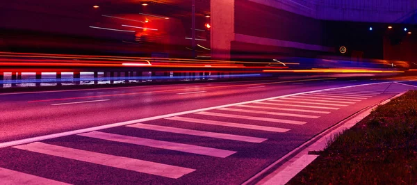 Ingresso al tunnel e al ciglio della strada. Strisce di luci per auto — Foto Stock