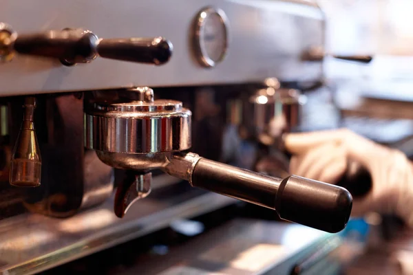 Kahve makinesinde kahve yapmak. Bir kafede. — Stok fotoğraf