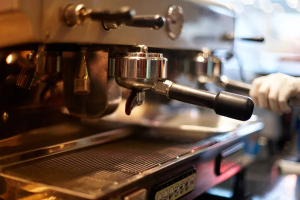 Fare il caffè in una macchina da caffè professionale in una caffetteria — Foto Stock