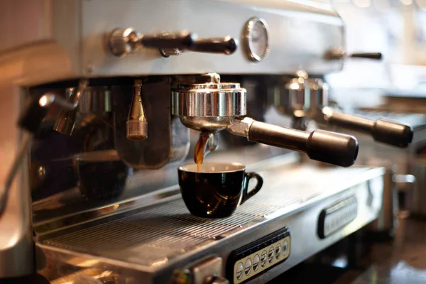 Kaffee kochen in einer professionellen Kaffeemaschine in einem Café — Stockfoto