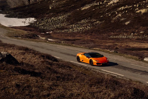 Rjukan, Norwegen. 04.06.2016: Gelber Lamborghini Huracan am Steuer — Stockfoto