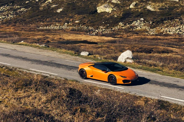 Rjukan, Norwegia. 04.06.2016: Żółty Lamborghini Huracan jazdy q — Zdjęcie stockowe