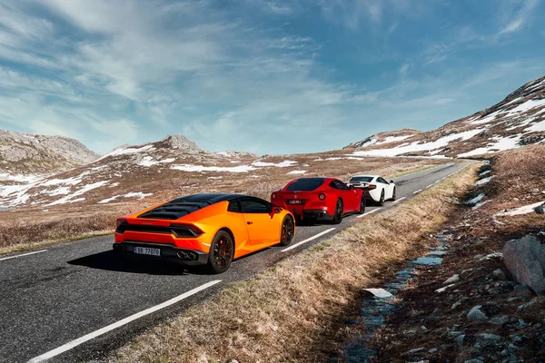 Rjukan, Norvegia. 04.06.2016: Lamborghini Huracan giallo, Ferrari rossa f12 e Mclaren bianca 650s, Ferrari rossa f12 — Foto Stock