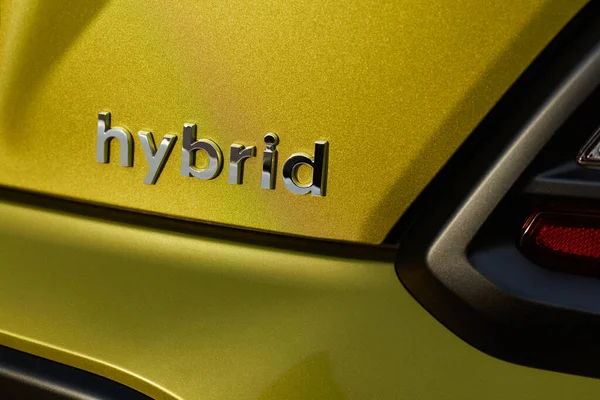 Verchromtes Hybridauto Logo Auf Grünem Hintergrund — Stockfoto