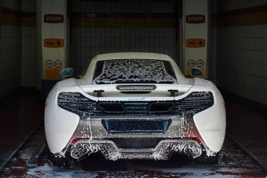 Oslo / Norveç - 06.03.2016: Otomatik oto yıkamada Mclaren 650 'ler