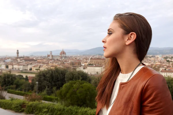 Позаду Неї Молода Жінка Панорамою Флоренції — стокове фото