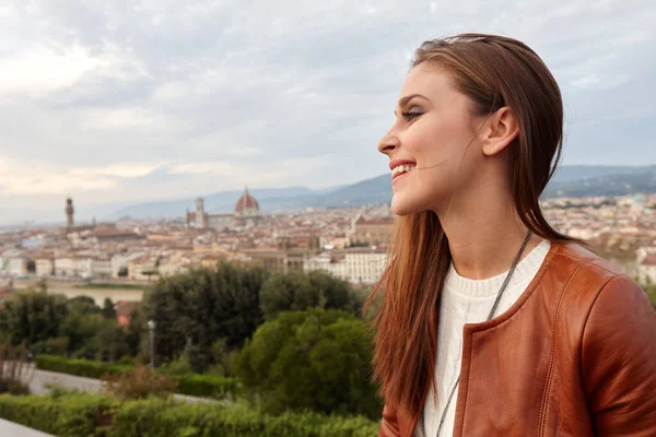 Arkasında Floransa Manzarası Olan Genç Bir Kadın — Stok fotoğraf