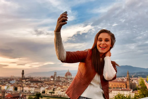 Genç Bir Kadın Arkasında Bir Floransa Panoramasıyla Kendi Fotoğrafını Çekiyor — Stok fotoğraf