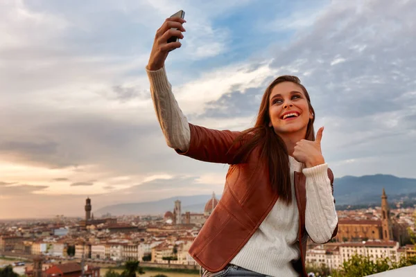 Young Woman Taking Picture Herself Panorama Florence Her — Stock Photo, Image