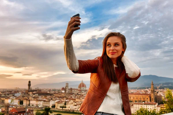 Genç Bir Kadın Arkasında Bir Floransa Panoramasıyla Kendi Fotoğrafını Çekiyor — Stok fotoğraf