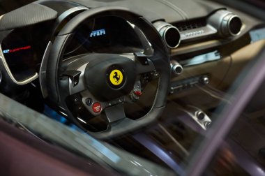 Poznan / Polonya - 04.06.2017: Direksiyon ve iç Ferrari 812 Superfast