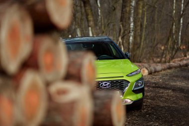 Katowice / Polonya, 02.15.2020: Huyndai Kona, orman yolunda modern bir hibrid SUv.