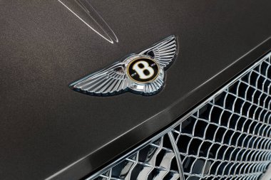 Katolik / Polonya - 04.27.2019: Bentley Continental GT 'nin kaputunda logo